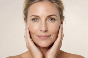 Portrait de femme de face illustrant une approche naturelle et personnalisée des soins de médecine esthétique